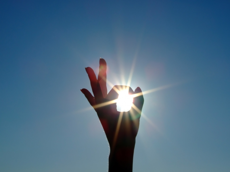 30877-silhouette-of-a-female-hand-the-blue-sky-and-the-bright-sun